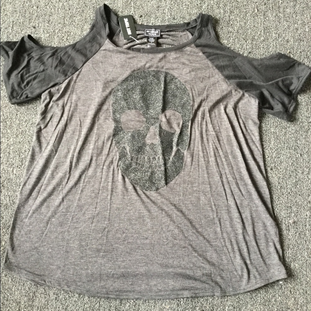 Grey cold shouldered tee shirt with skull glitter